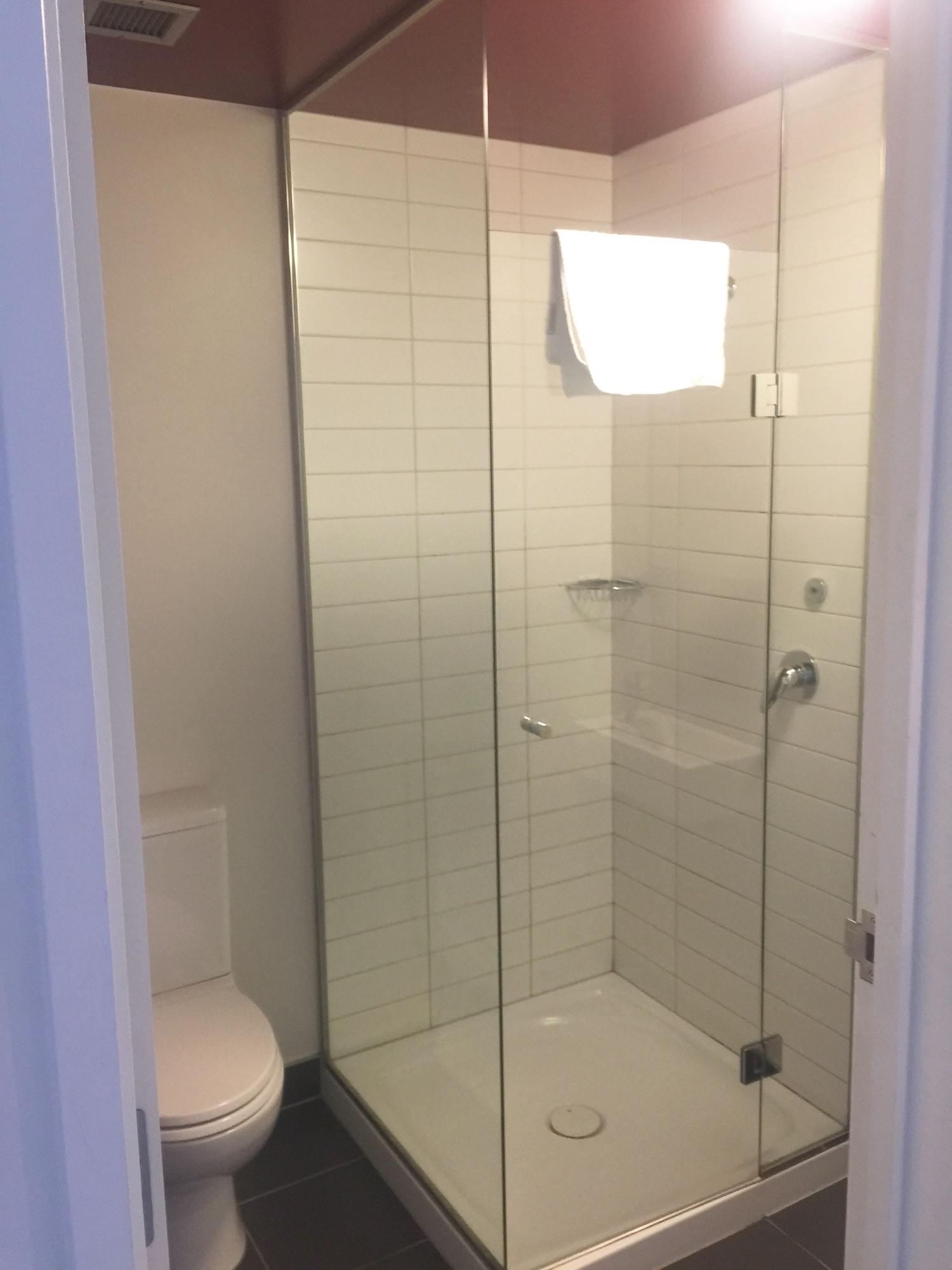 Nomads Queenstown Hostel Zewnętrze zdjęcie A shower cubicle